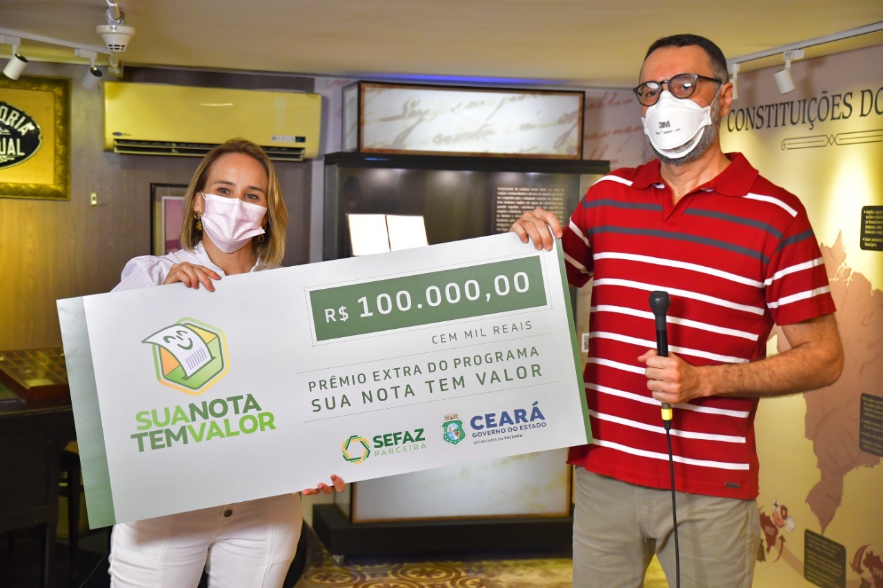 Na foto: a secretária Fernanda Pacobahyba e o ganhador do prêmio de R$ 100 mil reais Godofredo Soares de Araújo Júnior.