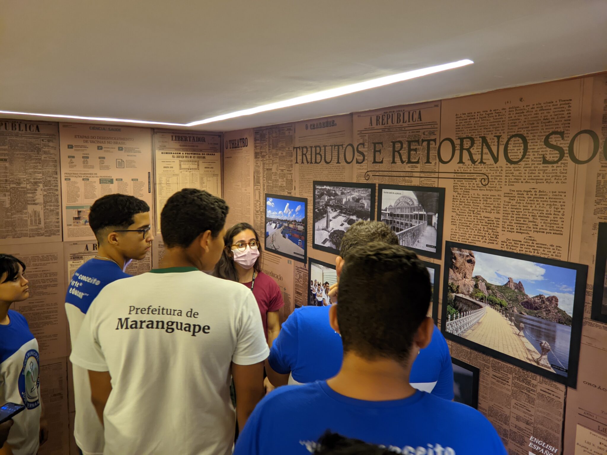 Os alunos, na exposição Notas de Memória,  tiveram acesso a documentos históricos que relatam  a evolução das atividades da Sefaz-CE, ao longo dos anos. Foto: Daniel Magalhães.