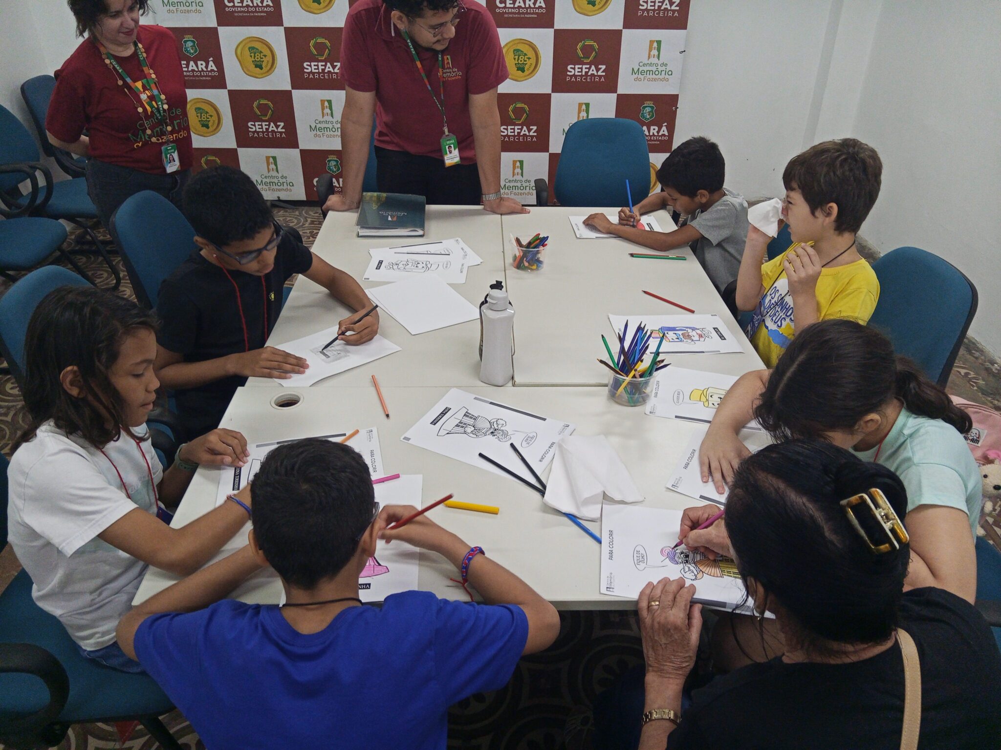 Além de conhecerem as exposições, as crianças participaram de atividade educativa complementar colorindo os desenhos de elementos que conheceram nas exposições.