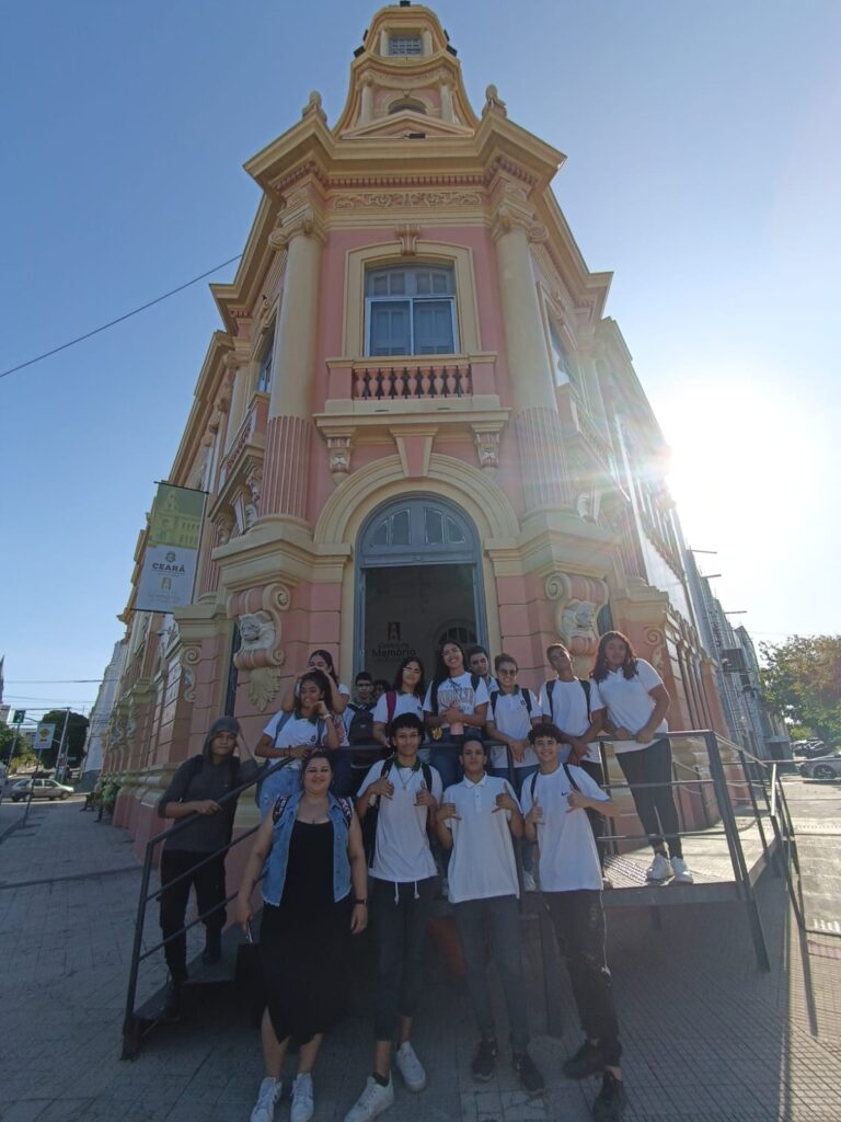 Visita, em 12 de setembro, dos alunos EEMTI Monsenhor Dourado . Os alunos fazem parte  da eletiva de Educação Fiscal,15 estudantes visitantes e foram acompanhados pela professora Heldeane Pontes. Foto: turma em frente a fachada do Centro de Memória da Fazenda.