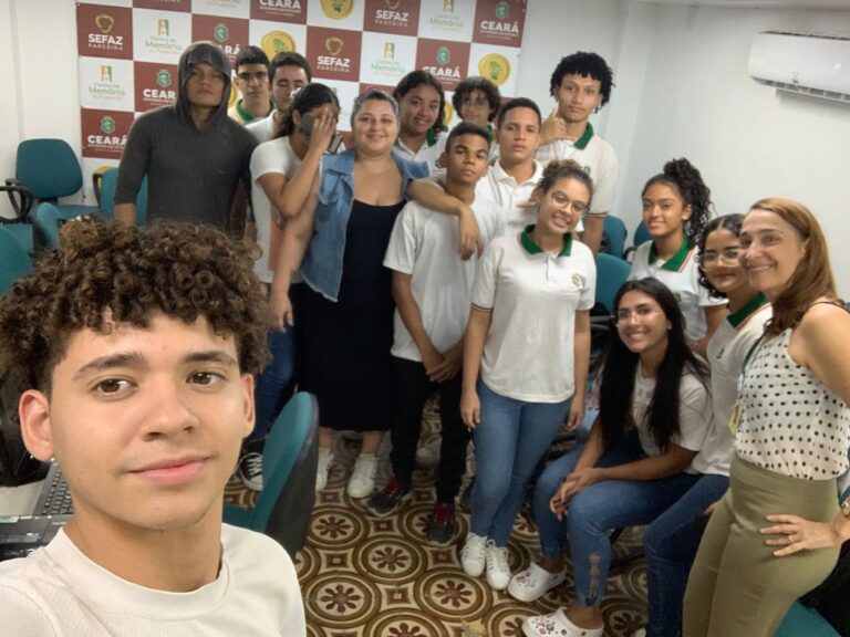 Visita, 16 de setembro, dos alunos do 1° e 2° ano, EEMTI Monsenhor Dourado. A turma é da eletiva de educação fiscal e foram acompanhados pala professora Heldeane