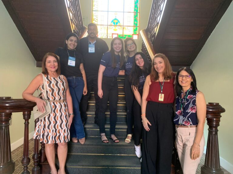 Visita, em 16 de setembro, do Núcleo de Apoio Contábil e Fiscal (NAF) da Unichristus, acompanhados pela professora Ana Thaís e da Faculdade CDL e professora Zildene.  Foto: Turma na Sala Multiuso.