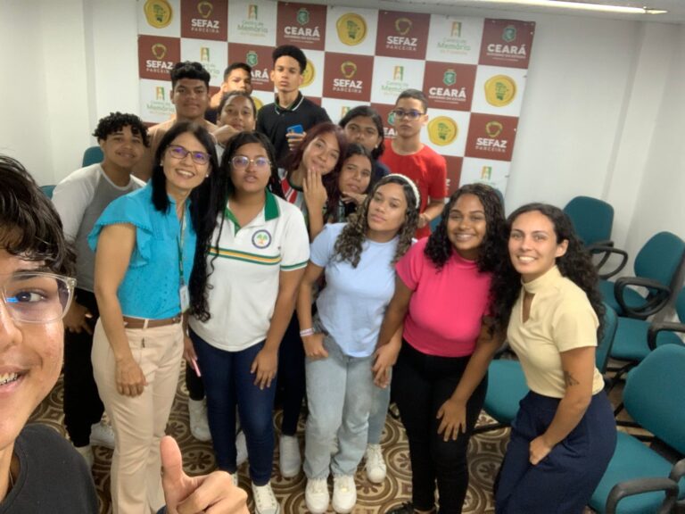 Visita do grupo de estudantes da EEFM Constança Távora, acompanhados pela professora Jéssica Garcia Ramos,  em 20 de setembro. Esse encontro faz parte das atividades do  Programa de Educação Fiscal do Ceará (PEF-CE), que objetiva promover reflexões a respeito da relação entre cidadania e tributação e tornar conhecida a importância e diversidade de atividades desenvolvidas pela Secretaria da Fazenda do Ceará  (Sefaz-CE).  Foto: Estudantes na sala multiuso do Centro de Memória da Fazenda.