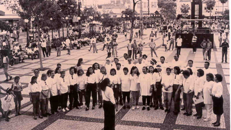 Coral da Sefaz em apresentação na praça do ferreira comemorando 1 ano de existência