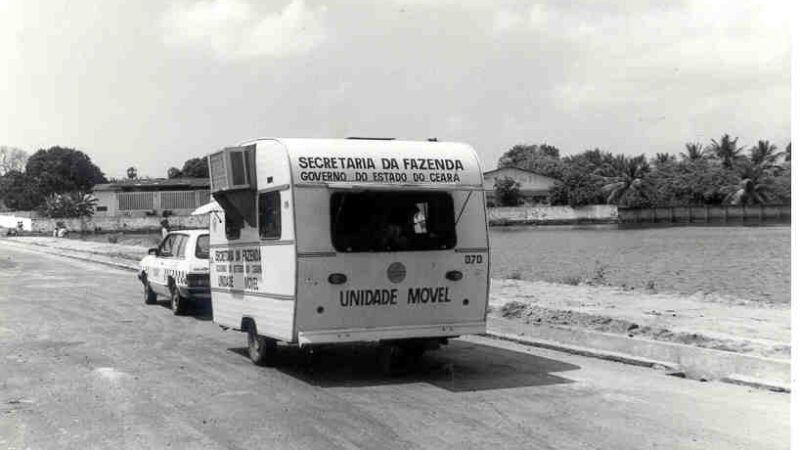Unidade Móvel (volante) de fiscalização da Sefaz, acompanhado de viatura