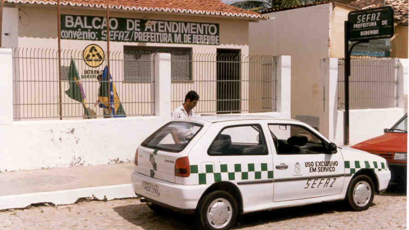 Balcão de atendimento Sefaz em Beberibe com viatura.