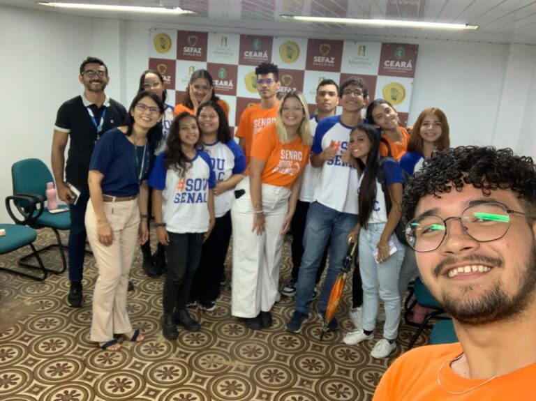 Visita do grupo de estudantes da Senac, acompanhados pelo professor Paulo Roberto de Freitas, no dia 29 de novembro. Esse encontro faz parte das atividades do  Programa de Educação Fiscal do Ceará (PEF-CE), que objetiva promover reflexões a respeito da relação entre cidadania e tributação e tornar conhecida a importância e diversidade de atividades desenvolvidas pela Secretaria da Fazenda do Ceará  (Sefaz-CE). Foto: Estudantes na Sala Multiuso do Centro de Memória da Fazenda.