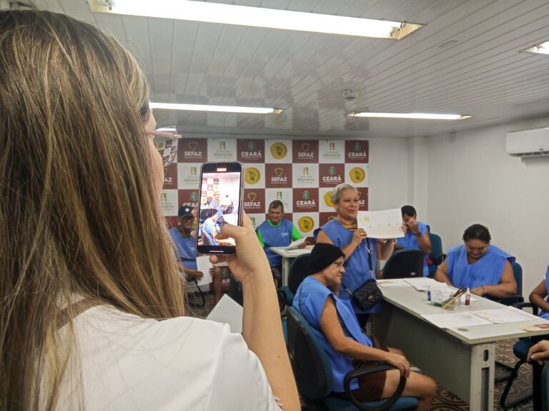 Visita da ONG Associação Nossa Casa de apoio à pacientes com câncer (Fortaleza), em 30 de outubro. Na imagem os visitantes conhecem participando da Oficina Memórias na Sala Multiuso.