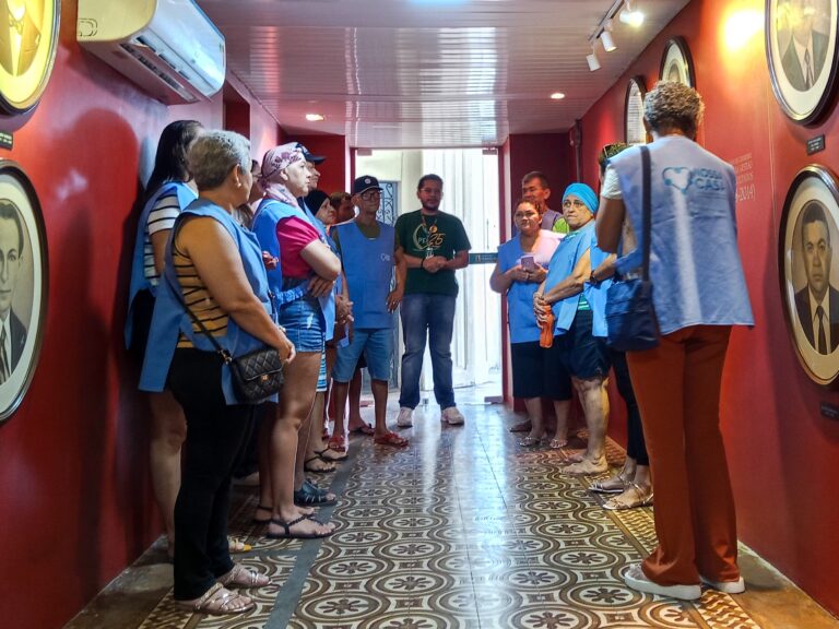 Visita da ONG Associação Nossa Casa de apoio à pacientes com câncer (Fortaleza), em 30 de outubro. Na imagem os visitantes conhecem a Galeria dos Secretários.