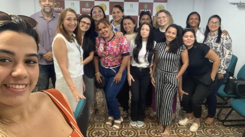 Visita, em 12 de novembro, de estudantes dos 8º e 10º semestres do curso de Direito do Centro Universitário Maurício de Nassau (Uninassau), unidade Parangaba, acompanhados pelo professor Carlos Alberto Soares Júnior. A atividade integrou o Programa de Educação Fiscal do Ceará (PEF-CE), que promove reflexões sobre cidadania e tributação, destacando a importância das atividades desenvolvidas pela Secretaria da Fazenda do Ceará (Sefaz-CE). Foto: Estudantes na Sala Multiuso do Centro de Memória da Fazenda.