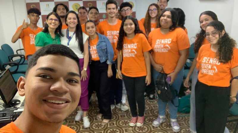 Visita, em 18 de novembro, do grupo de estudantes do Serviço Nacional de Aprendizagem Comercial (Senac), acompanhados pela professora Luana Siqueira, ao Centro de Memória da Fazenda (CM). A atividade integrou o Programa de Educação Fiscal do Ceará (PEF-CE), que promove reflexões sobre a relação entre cidadania e tributação, destacando a importância e a diversidade das ações desenvolvidas pela Secretaria da Fazenda do Ceará (Sefaz-CE). Foto: Estudantes na Sala Multiuso do Centro de Memória da Fazenda.