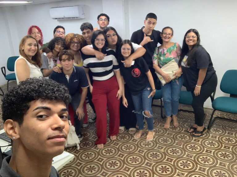 Visita do grupo de estudantes da EEMTI Osíris Pontes, da disciplina eletiva Memória, Verdade e Justiça, acompanhados pelo professora Adriana Araújo, no dia 30 de outubro. Esse encontro faz parte das atividades do  Programa de Educação Fiscal do Ceará (PEF-CE), que objetiva promover reflexões a respeito da relação entre cidadania e tributação e tornar conhecida a importância e diversidade de atividades desenvolvidas pela Secretaria da Fazenda do Ceará  (Sefaz-CE). Foto: Estudantes na Sala Multiuso do Centro de Memória da Fazenda.