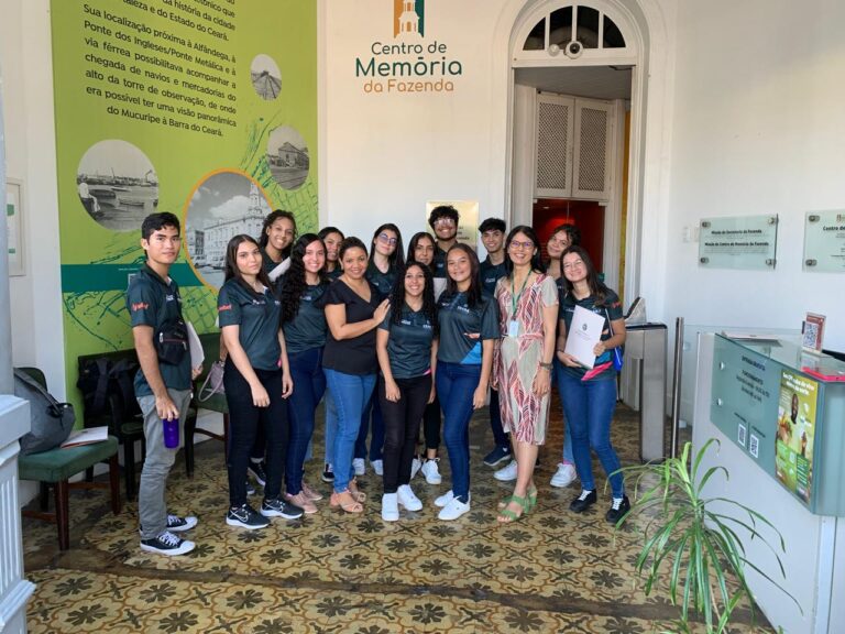 Visita do grupo de estudantes da turma de Jovens Aprendizes, do Espaço do Trabalhador do Município de Horizonte, acompanhados pela professora Ana dos Santos,  no dia 03 de outubro. Esse encontro faz parte das atividades do  Programa de Educação Fiscal do Ceará (PEF-CE), que objetiva promover reflexões a respeito da relação entre cidadania e tributação e tornar conhecida a importância e diversidade de atividades desenvolvidas pela Secretaria da Fazenda do Ceará  (Sefaz-CE). Foto: Estudantes na Sala Multiuso do Centro de Memória da Fazenda.