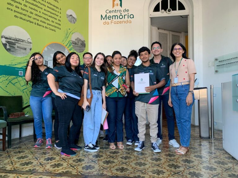 Visita do grupo de estudantes da turma de Jovens Aprendizes, do Município de Horizonte, acompanhados pela professora Ana dos Santos,  no dia 04 de outubro. Esse encontro faz parte das atividades do  Programa de Educação Fiscal do Ceará (PEF-CE), que objetiva promover reflexões a respeito da relação entre cidadania e tributação e tornar conhecida a importância e diversidade de atividades desenvolvidas pela Secretaria da Fazenda do Ceará  (Sefaz-CE). Foto: Estudantes na Sala Multiuso do Centro de Memória da Fazenda.