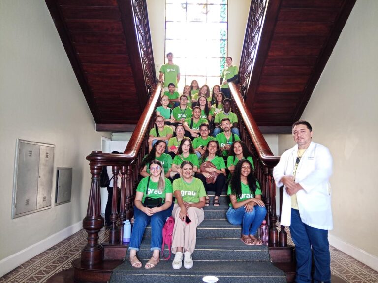 Visita do grupo de estudantes da turma do Grau Técnico, acompanhados pelo professor Raimundo Gleison,  no dia 10 de outubro. Esse encontro faz parte das atividades do  Programa de Educação Fiscal do Ceará (PEF-CE), que objetiva promover reflexões a respeito da relação entre cidadania e tributação e tornar conhecida a importância e diversidade de atividades desenvolvidas pela Secretaria da Fazenda do Ceará  (Sefaz-CE). Foto: Estudantes na Escadaria do Palácio da Fazenda.