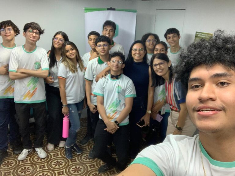 Visita do grupo de estudantes da  EEMTI Romeu de Castro,do município de Caucaia,acompanhados pela professora Janaína da Silva,  no dia 01 de outubro. Esse encontro faz parte das atividades do  Programa de Educação Fiscal do Ceará (PEF-CE), que objetiva promover reflexões a respeito da relação entre cidadania e tributação e tornar conhecida a importância e diversidade de atividades desenvolvidas pela Secretaria da Fazenda do Ceará  (Sefaz-CE). Foto: Estudantes na Sala Multiuso do Centro de Memória da Fazenda.