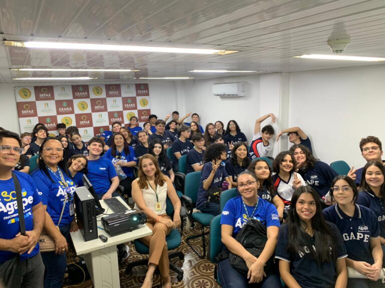 Visita do grupo de estudantes da turma de do Colégio Ágape, do município de Eusébio, no dia 10 de outubro. Esse encontro faz parte das atividades do  Programa de Educação Fiscal do Ceará (PEF-CE), que objetiva promover reflexões a respeito da relação entre cidadania e tributação e tornar conhecida a importância e diversidade de atividades desenvolvidas pela Secretaria da Fazenda do Ceará  (Sefaz-CE). Foto: Estudantes na Sala Multiuso do Centro de Memória da Fazenda.