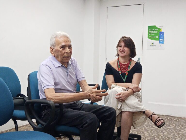 Visita ilustre do sr. Moisés da Cunha, artista foto pintor responsável pelas obras expostas na Galeria dos Secretários do Centro de Memória da Fazenda. Na ocasição, Sr. Moisés foi entrevistado sobre a história da fotopintura no Ceará e sobre as encomendas para o Palácio da Fazenda.