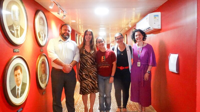 Representantes do Fundo Nacional de Desenvolvimento da Educação. Os representantes Leiliane Mendes Barradas e Gleison Gomes da Costa, junto à Gestora do Núcleo de Cidadania Fiscal, Clarissa Barroso, servidora fazendária, lotada na Célula de Desenvolvimento de Pessoas, Germana Belchior e a historiadora do CM, Letícia Costa na Galeria do Secretários.