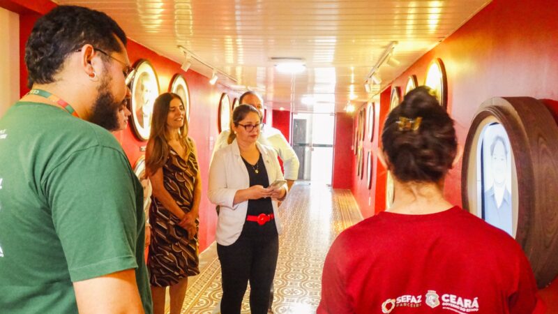 Os representantes foram acompanhados pela Gestora do Núcleo de Cidadania Fiscal, Clarissa Barroso e pela servidora fazendária, lotada na Célula de Desenvolvimento de Pessoas, Germana Belchior. Também estiveram presentes os historiadores do Centro de Memória da Fazenda.