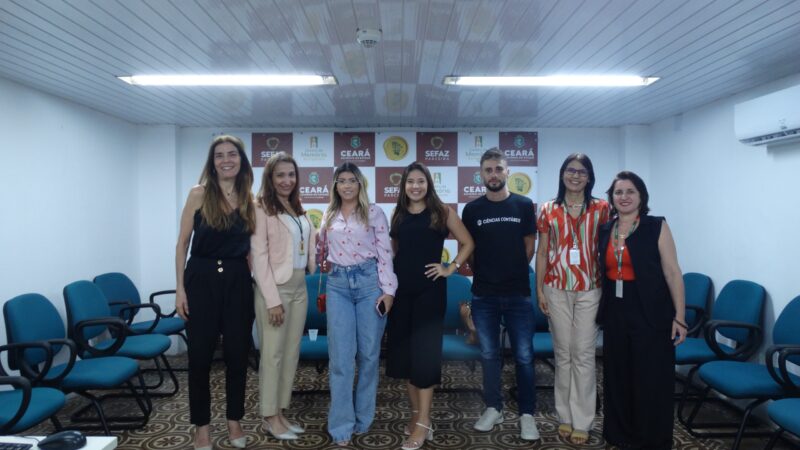 Alunos, representantes do Núcleo de Apoio Contábil e Fiscal (NAF) da Universidade de Fortaleza, visitaram o CM em 28 de novembro.