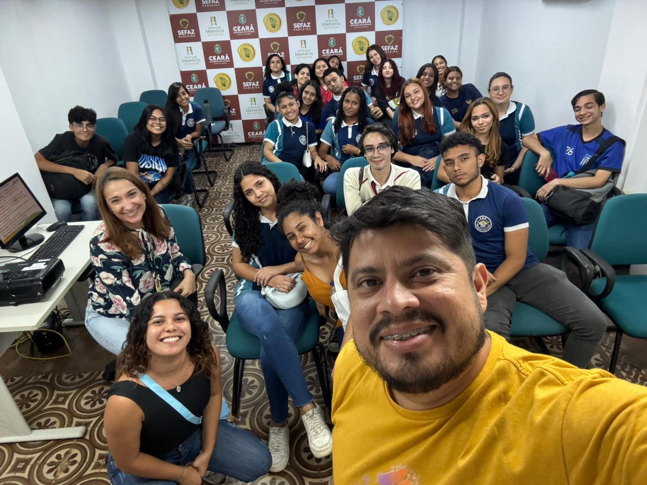Visita, em 03 de dezembro,  do grupo de alunos da EEM Professora Diva Cabral, acompanhados pelo professor André Rodrigues.  Esse encontro faz parte das atividades do Programa de Educação Fiscal do Ceará (PEF-CE), que objetiva promover reflexões a respeito da relação entre cidadania e tributação e tornar conhecida a importância e diversidade das atividades desenvolvidas pela Sefaz-CE. No encontro ,  os alunos conheceram o desenvolvimento histórico da Sefaz-CE e  participaram de uma palestra sobre educação fiscal.   Foto: Estudantes na Sala Multiuso do Centro de Memória da Fazenda.