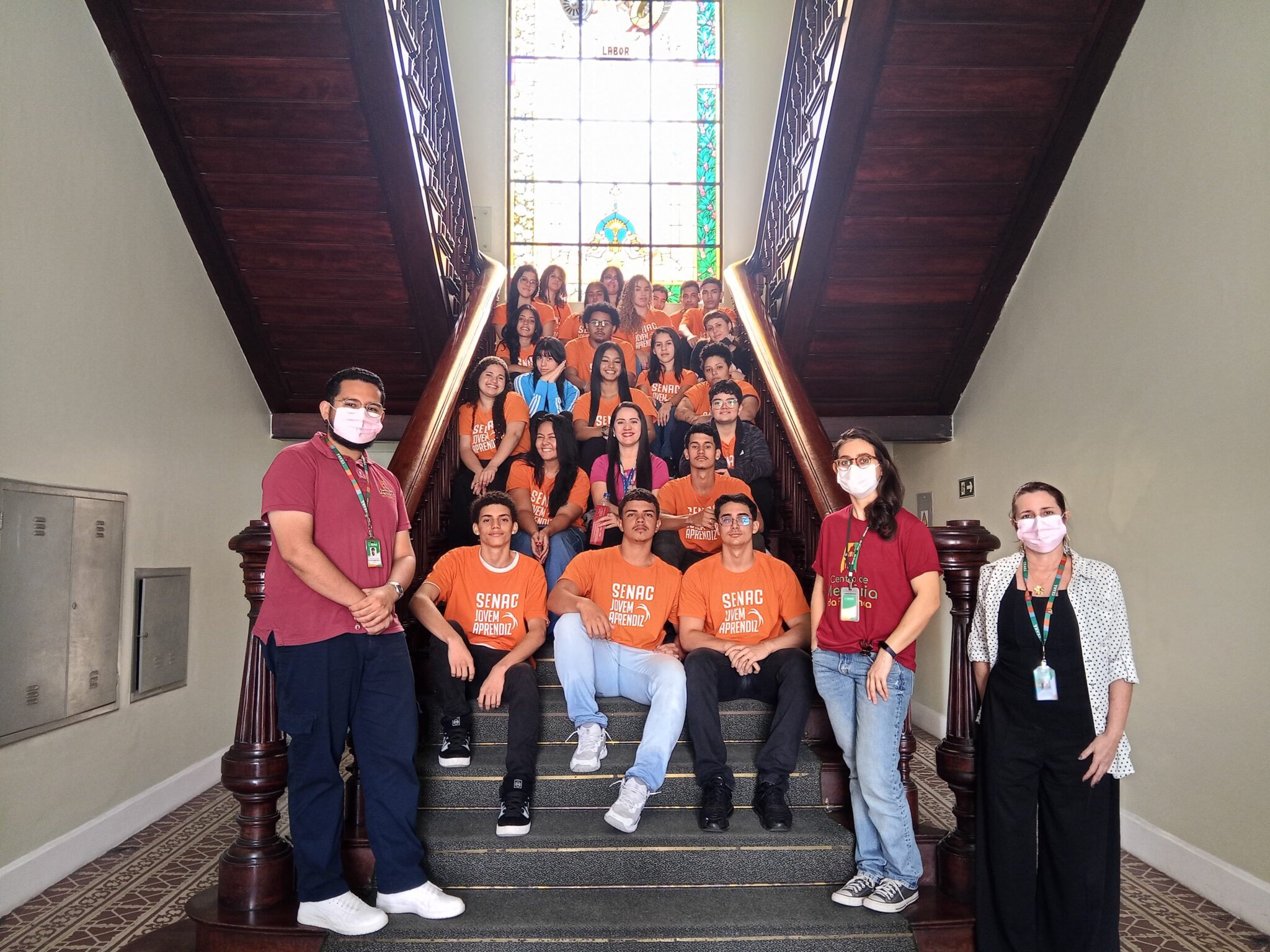 Visita, em 05 de dezembro, da turma de Jovens Aprendizes em Administração do Serviço Nacional de Aprendizagem Comercial (Senac). Esse encontro faz parte das atividades do  Programa de Educação Fiscal do Ceará (PEF-CE), que objetiva promover reflexões a respeito da relação entre cidadania e tributação e tornar conhecida a importância e diversidade das atividades desenvolvidas pela Secretaria da Fazenda do Ceará  (Sefaz-CE). Foto: Estudantes escadaria do Palácio da Fazenda.