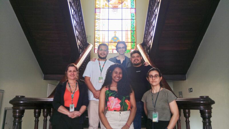 Visita, em 03 de dezembro, da turma de alunos do Programa de Iniciação à Docência do curso de História da Universidade Federal do Ceará. O encontro foi proposto por iniciativa do professor André Rodrigues e teve como objetivo conhecer a didática usada pelo Núcleo Educativo do Centro de Memória da Fazenda (CM) para o ensino do entrelaçamento entre a história do estado do Ceará e a educação fiscal. Além disso, foram apresentados o acervo do CM e a metodologia utilizada para a seleção dos objetos expostos. Foto: Turma na escadaria do Palácio da Fazenda.