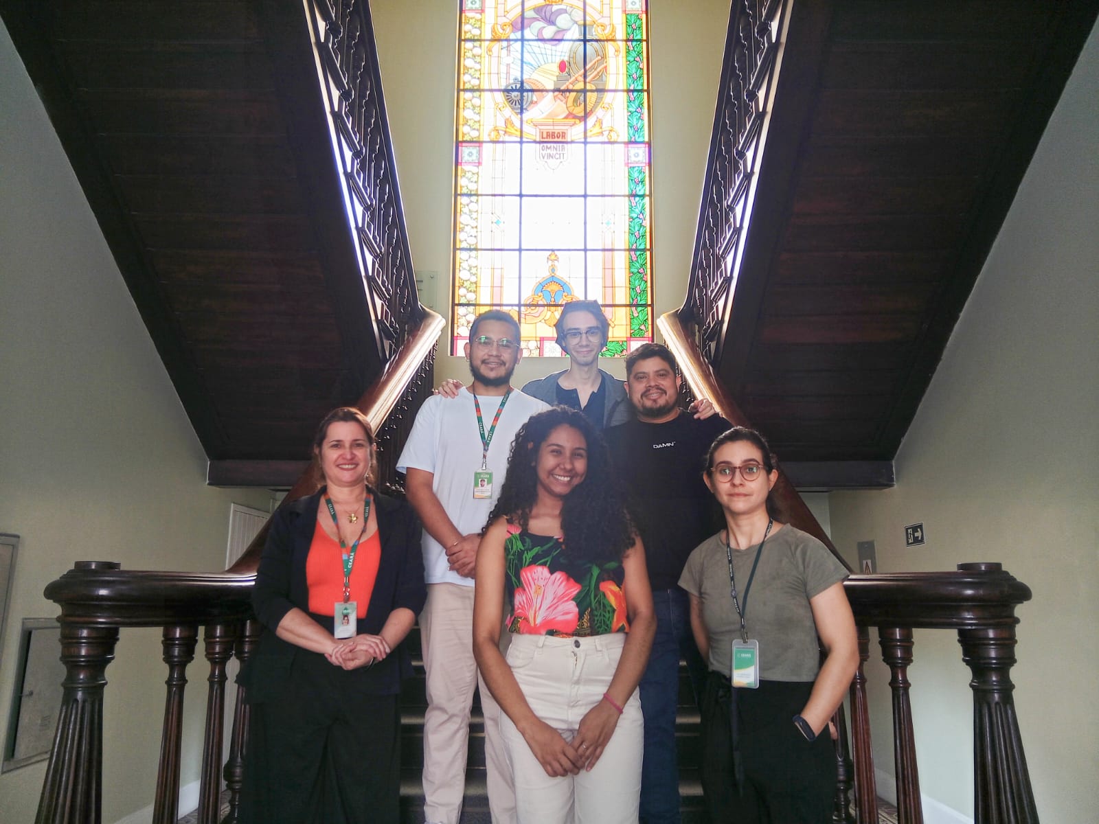 Visita, em 03 de dezembro, da turma de alunos do Programa de Iniciação à Docência do curso de História da Universidade Federal do Ceará. O encontro foi proposto por iniciativa do professor André Rodrigues e teve como objetivo conhecer a didática usada pelo Núcleo Educativo do Centro de Memória da Fazenda (CM) para o ensino do entrelaçamento entre a história do estado do Ceará e a educação fiscal. Além disso, foram apresentados o acervo do CM e a metodologia utilizada para a seleção dos objetos expostos. Foto: Turma na escadaria do Palácio da Fazenda.
