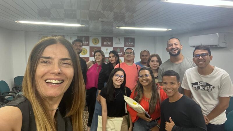 Visita, em 06 de dezembro, do grupo de novos estagiários da Secretaria da Fazenda do Ceará (Sefaz-CE). Esse encontro faz parte das atividades do Programa de Educação Fiscal do Ceará (PEF-CE), que objetiva promover reflexões a respeito da relação entre cidadania e tributação e tornar conhecida a importância e diversidade das atividades desenvolvidas pela Sefaz-CE.  No encontro, os estagiários conheceram o desenvolvimento histórico da Secretaria e participaram de uma palestra sobre educação fiscal com a gestora do PEF-CE, Clarissa Barroso.  Foto: Estudantes na Sala Multiuso do Centro de Memória da Fazenda.