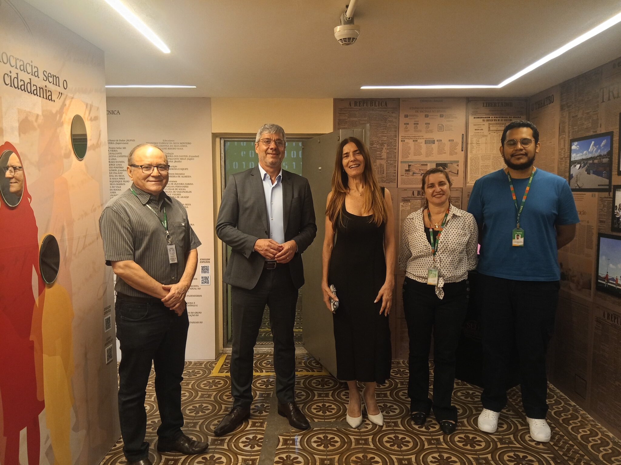 Visita do Secretário da Fazenda de Pernambuco, Wilson José de Paula, ao Centro de Memória da Fazenda (CM), em 16 de dezembro. Ele foi acompanhado pelo assessor da Assessoria Tributária Interfederativa do ICMS (Astif), Fernando Damasceno, pela gestora do Núcleo da Cidadania Fiscal (Nucif), Clarissa Barroso, e pelos historiadores do Núcleo Educativo do Centro de Memória da Fazenda. Foto: Exposição Notas de Memórias.