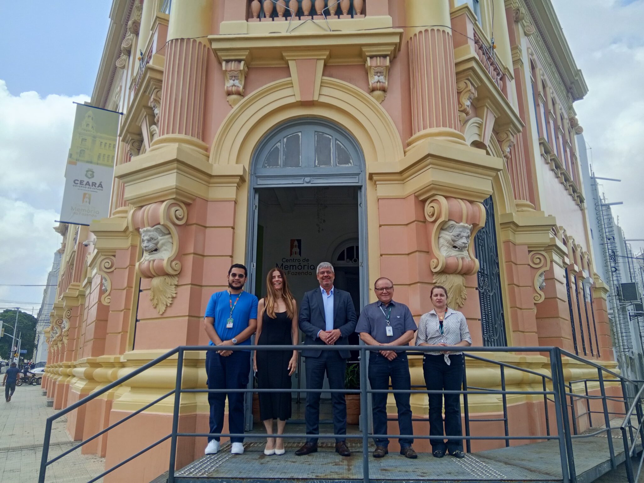 Visita do Secretário da Fazenda de Pernambuco, Wilson José de Paula, ao Centro de Memória da Fazenda (CM), em 16 de dezembro. Ele foi acompanhado pelo assessor da Assessoria Tributária Interfederativa do ICMS (Astif), Fernando Damasceno, pela gestora do Núcleo da Cidadania Fiscal (Nucif), Clarissa Barroso, e pelos historiadores do Núcleo Educativo do Centro de Memória da Fazenda. Foto: Fachada do Centro de Memória da Fazenda.