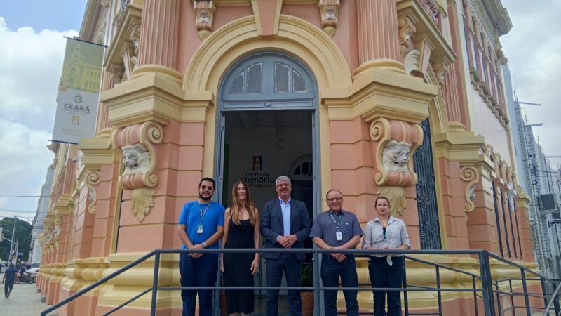 Visita do Secretário da Fazenda de Pernambuco, Wilson José de Paula, ao Centro de Memória da Fazenda (CM), em 16 de dezembro. Ele foi acompanhado pelo assessor da Assessoria Tributária Interfederativa do ICMS (Astif), Fernando Damasceno, pela gestora do Núcleo da Cidadania Fiscal (Nucif), Clarissa Barroso, e pelos historiadores do Núcleo Educativo do Centro de Memória da Fazenda. Foto: Fachada do Centro de Memória da Fazenda.