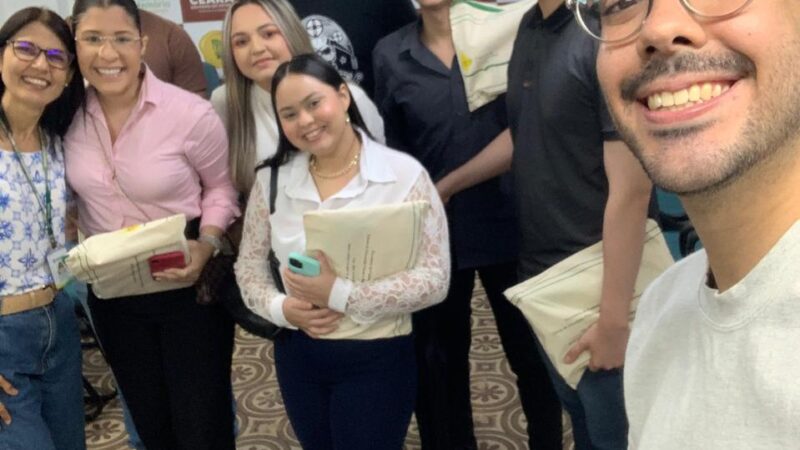 Visita, em 06 de dezembro, do grupo de novos estagiários da Secretaria da Fazenda do Ceará (Sefaz - CE). Esse encontro faz parte das atividades do Programa de Educação Fiscal do Ceará (PEF-CE), que objetiva promover reflexões a respeito da relação entre cidadania e tributação e tornar conhecida a importância e diversidade das atividades desenvolvidas pela Sefaz-CE.  No encontro, os estagiários conheceram o desenvolvimento histórico da Secretaria e participaram de uma palestra sobre educação fiscal com a gestora do Núcleo de Cidadania Fiscal, Clarissa Barroso.  Foto: Estudantes na Sala Multiuso do Centro de Memória da Fazenda.