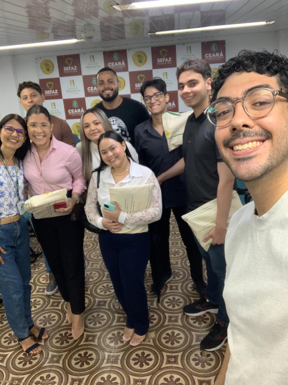 Visita, em 06 de dezembro, do grupo de novos estagiários da Secretaria da Fazenda do Ceará (Sefaz - CE). Esse encontro faz parte das atividades do Programa de Educação Fiscal do Ceará (PEF-CE), que objetiva promover reflexões a respeito da relação entre cidadania e tributação e tornar conhecida a importância e diversidade das atividades desenvolvidas pela Sefaz-CE.  No encontro, os estagiários conheceram o desenvolvimento histórico da Secretaria e participaram de uma palestra sobre educação fiscal com a gestora do Núcleo de Cidadania Fiscal, Clarissa Barroso.  Foto: Estudantes na Sala Multiuso do Centro de Memória da Fazenda.