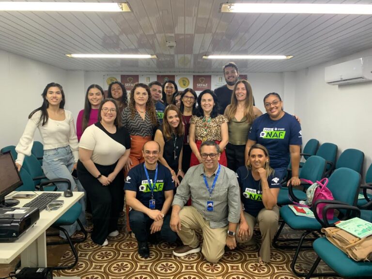 Visita do grupo Núcleo de Apoio Contábil e Fiscal (NAF) da Universidade de Fortaleza, acompanhados pelo professores Paulo Henrique e Jaildo Borges, no dia 16 de outubro. Também esteve presente a Coordenadora da COATE, Daniela Gouveia e a servidora da COATE Adriana Veras. Foto: Turma na Sala Multiuso.