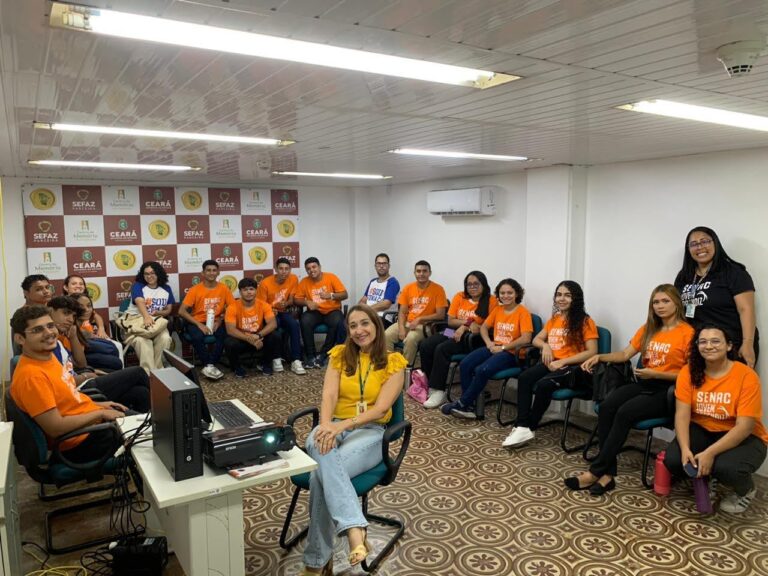 Visita do grupo de alunos da turma de Jovens Aprendizes em Administração do Serviço Nacional de Aprendizagem Comercial – Senac, no dia 05 de dezembro. Esse encontro faz parte das atividades do  Programa de Educação Fiscal do Ceará (PEF-CE), que objetiva promover reflexões a respeito da relação entre cidadania e tributação e tornar conhecida a importância e diversidade de atividades desenvolvidas pela Secretaria da Fazenda do Ceará  (Sefaz-CE). Foto: Estudantes na Sala Multiuso do CM.