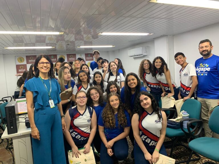 Visita do grupo de estudantes da  turma do Colégio Ágape, do município de Eusébio, no dia 22 de outubro. Esse encontro faz parte das atividades do  Programa de Educação Fiscal do Ceará (PEF-CE), que objetiva promover reflexões a respeito da relação entre cidadania e tributação e tornar conhecida a importância e diversidade de atividades desenvolvidas pela Secretaria da Fazenda do Ceará  (Sefaz-CE). Foto: Estudantes na Sala Multiuso do Centro de Memória da Fazenda.