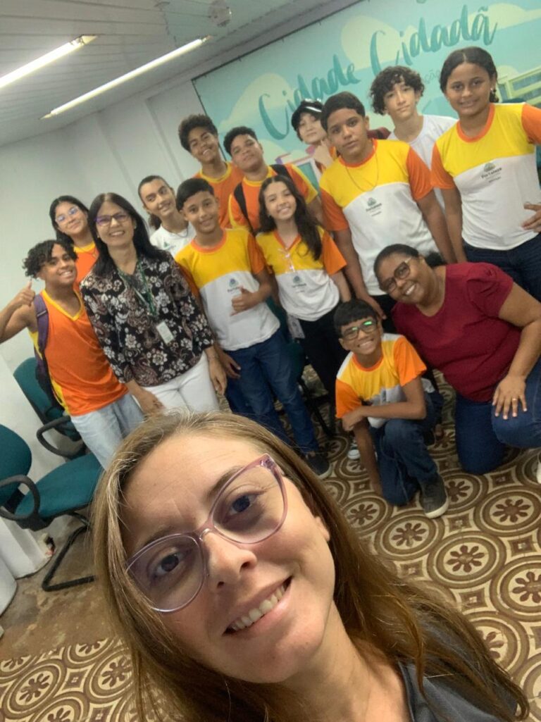 Na manhã do dia 8 de agosto, 12 alunos da EMEIF Governador Faustino de Albuquerque, acompanhados pelas professoras Flaviana Souza e Mikaela Ferreira, visitaram o Centro de Memória, para conhecer o trabalho da instituição.