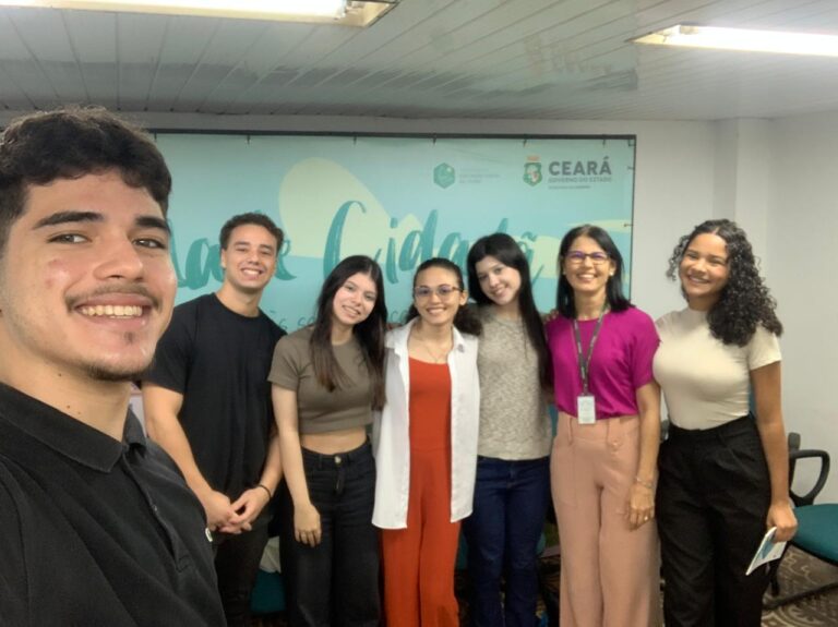 Foto de grupo de 6 estudantes universitários e sua professora, Vera Lúcia Soares, em visita técnica do curso de Finanças da Faculdade de Economia, Administração, Atuária e Contabilidade da Universidade Federal do Ceará - FEAAC/UFC