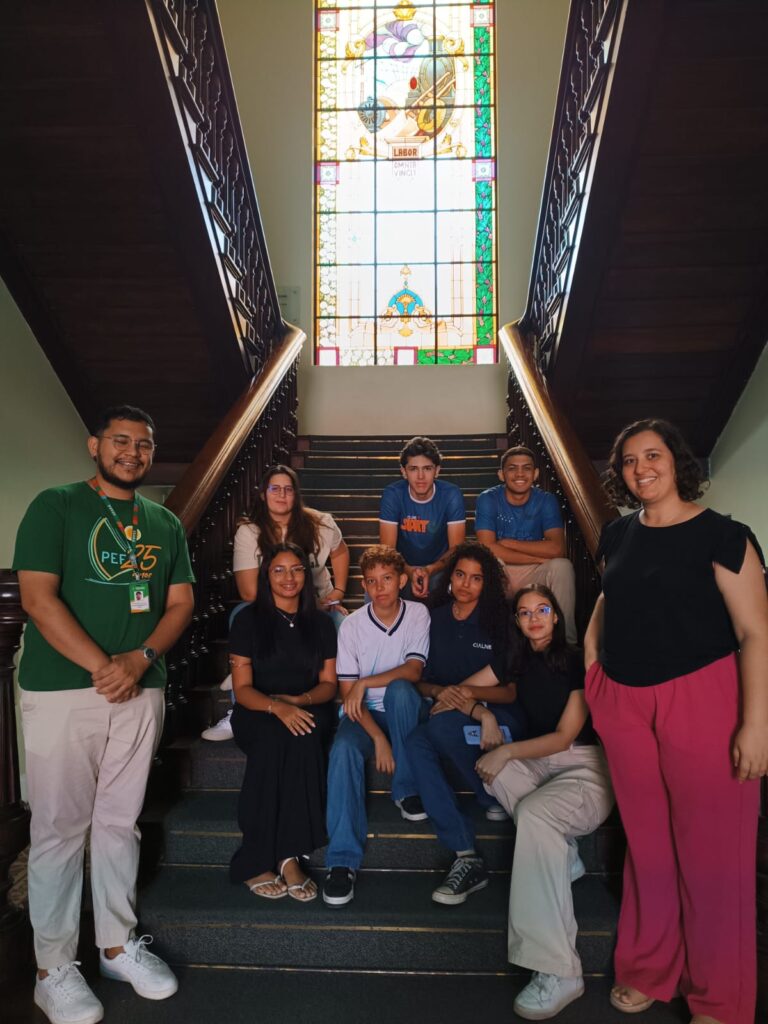 Grupo de jovens da ONG Liga Esportiva Arte e Cultura Beneficente em visita guiada ao Centro de Memória, acompanhado pelo responsável Jonas Oliveira.