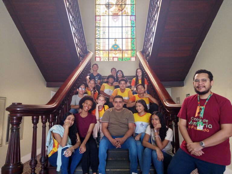 Na manhã do dia 3 de outubro, o Centro de Memória da Fazenda recebeu a visita da turma da EEMTI Agerson Tabosa. Ao todo, 14 alunos, acompanhados pelo professor Matheus Almeida, participaram de uma visita guiada pelas instalações e conheceram mais sobre a importância da preservação da história e do patrimônio fazendário do Ceará.