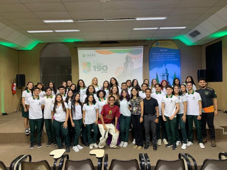 Na manhã do dia 09/04, recebemos turma da Escola Estadual de Educação Profissional Flávio Gomes Granjeiro da cidade de Paraipaba com alunos e professores Antônio Daniel e Adriana de Sousa.