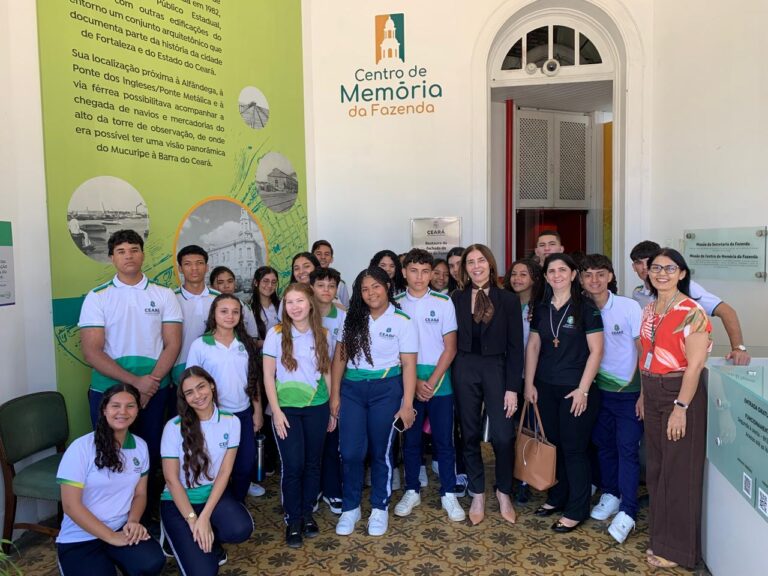 Na manhã do dia 05/05, recebemos a visita da turma da  EEEP Monsenhor Waldir Lopes de Castro da cidade de Marco com alunos e as professoras responsáveis Diana Rocha e Marciene Andrade.