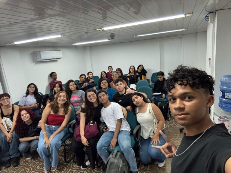Na tarde do dia 07/05, recebemos a visita da turma do Centro de Integração Empresa-Escola com alunos e a professora Sandra Almeida.