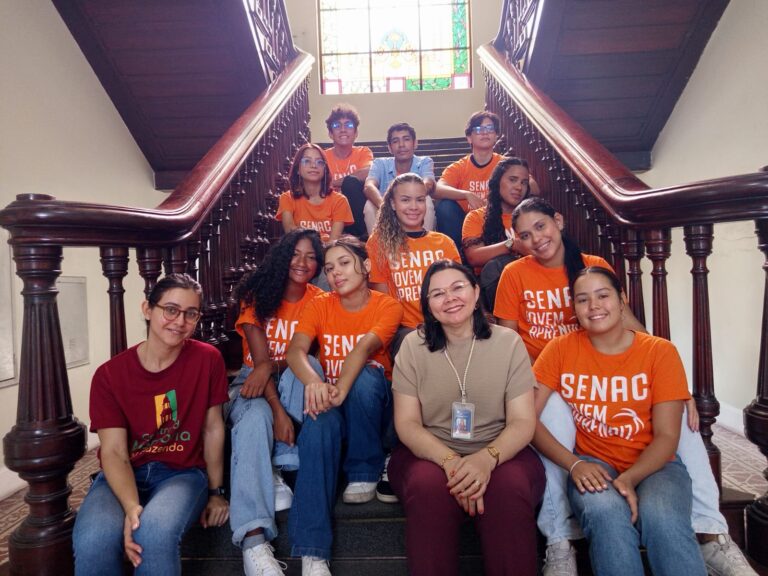 Na manhã do dia 15/05, recebemos a visita da turma do Senac com alunos e a professora Cristiane Mendonça.