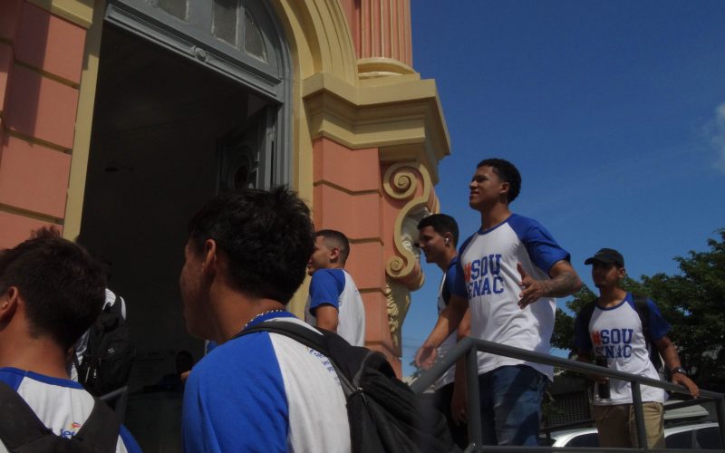 Visita do grupo de alunos do Serviço Nacional de Aprendizagem Comercial – Senac, no dia 03 de outubro Esse encontro faz parte das atividades do  Programa de Educação Fiscal do Ceará (PEF-CE), que objetiva promover reflexões a respeito da relação entre cidadania e tributação e tornar conhecida a importância e diversidade de atividades desenvolvidas pela Secretaria da Fazenda do Ceará  (Sefaz-CE). Foto: Estudantes na fachada principal do Centro de Memória da Fazenda. Crédito da imagem: Joziane Pontes.