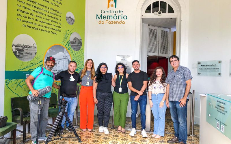 Visita da equipe de produção do documentário “Porto Brasil” para gravações na Secretaria da Fazenda e no Centro de Memória da Fazenda, no dia 02 de maio de 2023. Na foto: equipe Gavulino Filmes e equipe do Centro de Memória na recepção do espaço.