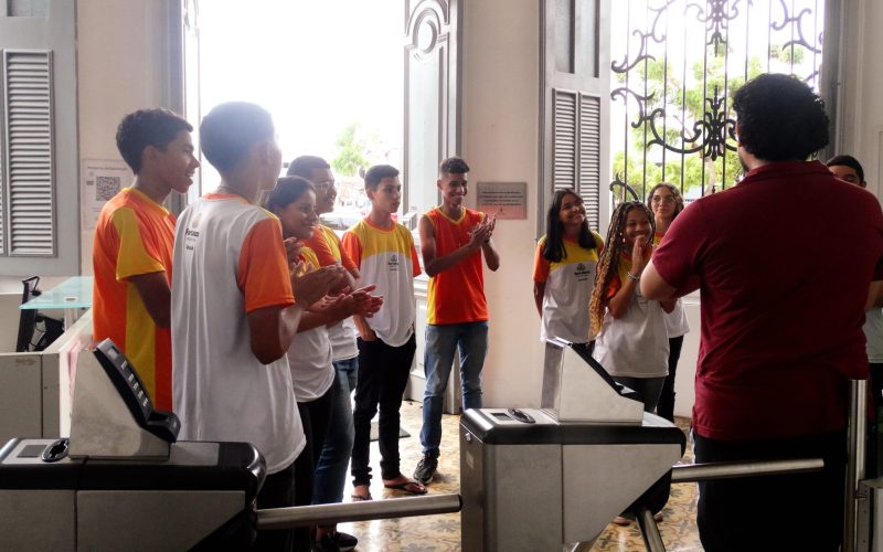 Visita do grupo de estudantes da EEMTI José Bonifácio da Sousa, no dia 19 de dezembro.  A visita faz parte do Programa de Educação Fiscal do Ceará (PEF-CE), que  tem entre seus objetivos promover reflexões a respeito da relação entre cidadania e tributação e tornar conhecida a importância e diversidade de atividades desenvolvidas pela Secretaria da Fazenda do Ceará  (Sefaz-CE). Foto: Estudantes na recepção do Centro de Memória da Fazenda. Crédito da imagem: Joziane Pontes.