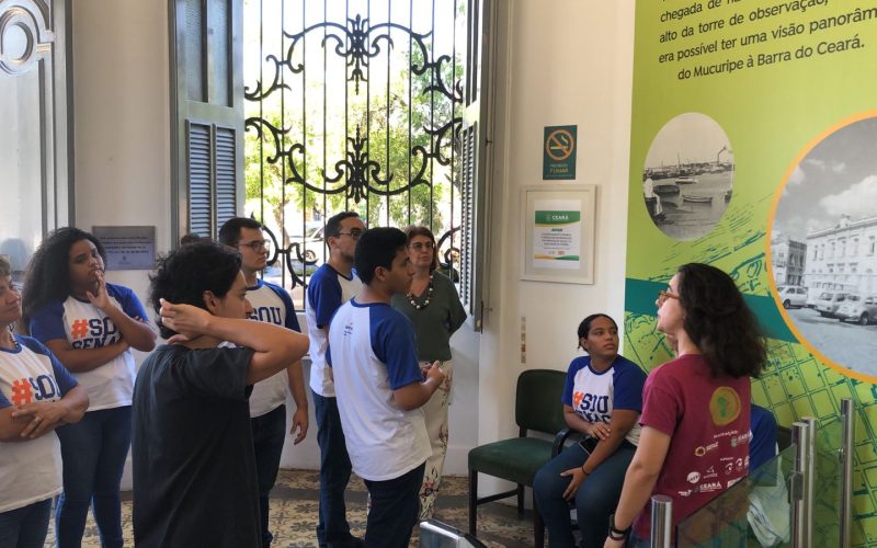 Visita do grupo de estudantes do curso de Assistente de Recursos Humanos do Serviço Nacional de Aprendizagem Comercial (Senac), no dia 01 de agosto. Essa visita faz parte do projeto Escola no Fisco, idealizado pelo Programa de Educação Fiscal (PEF-CE). Tendo como público alvo   estudantes de diversos níveis de ensino, o PEF objetiva promover reflexão a respeito da relação entre cidadania e tributação e tornar conhecida a importância e diversidade de atividades desenvolvidas pela Secretaria da Fazenda do Ceará  (Sefaz-CE).  Foto: Estudantes na recepção do Centro de Memória da Fazenda.
